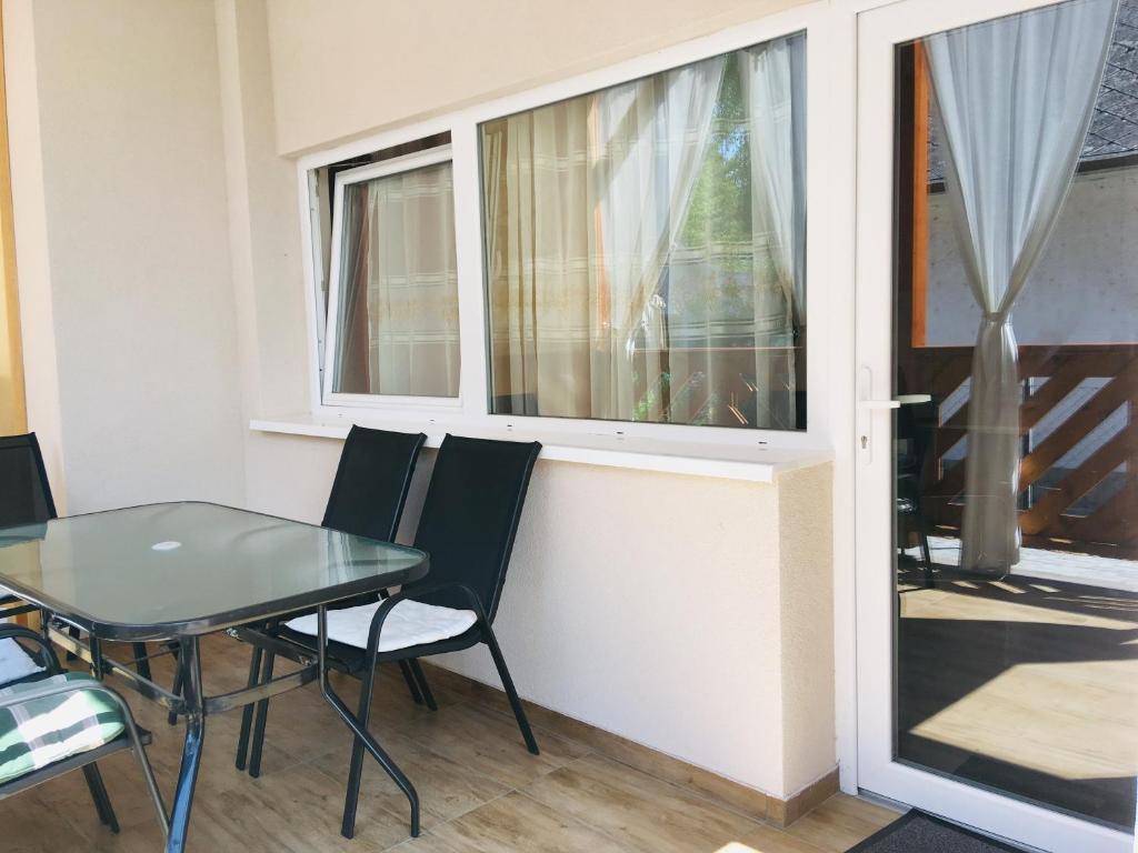 A balcony or terrace at Hanna Apartman