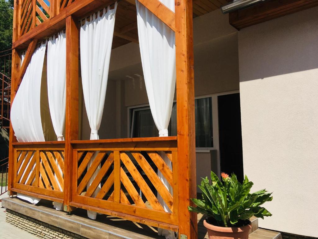 A balcony or terrace at Hanna Apartman
