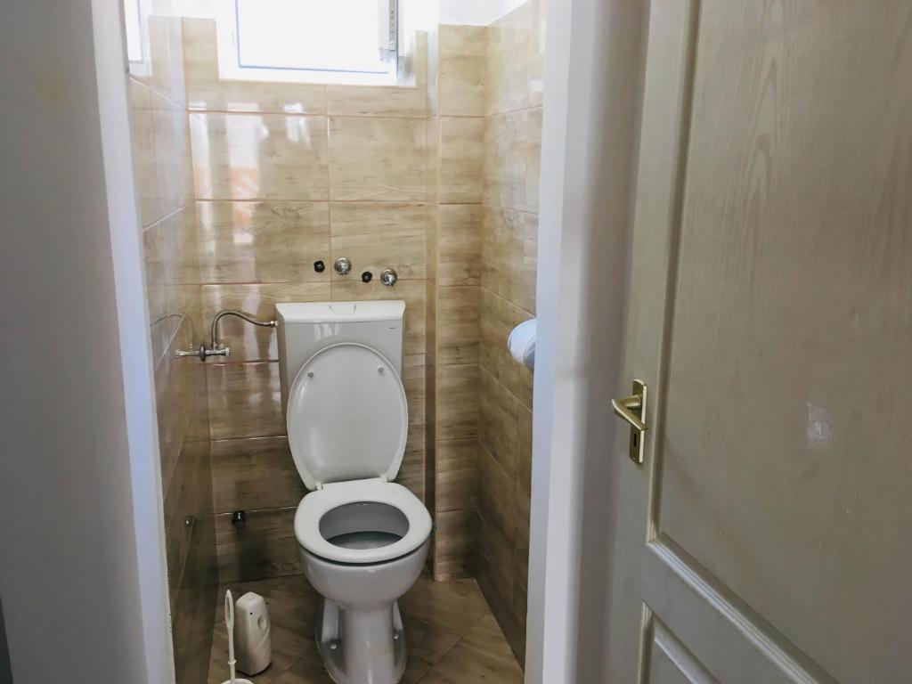A bathroom at Hanna Apartman