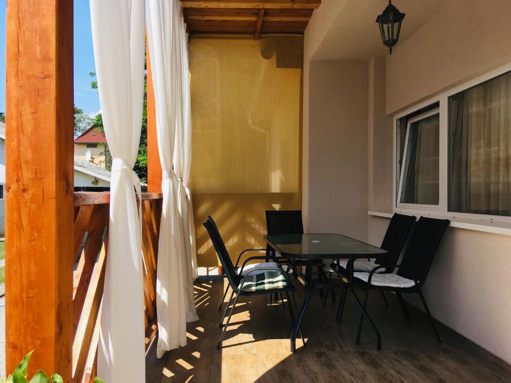 A balcony or terrace at Hanna Apartman