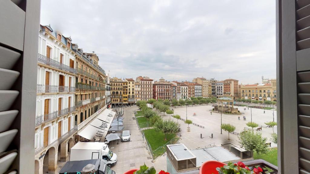 vistas a una ciudad con edificios y una calle en Apartamento Plaza Del Castillo, en Pamplona