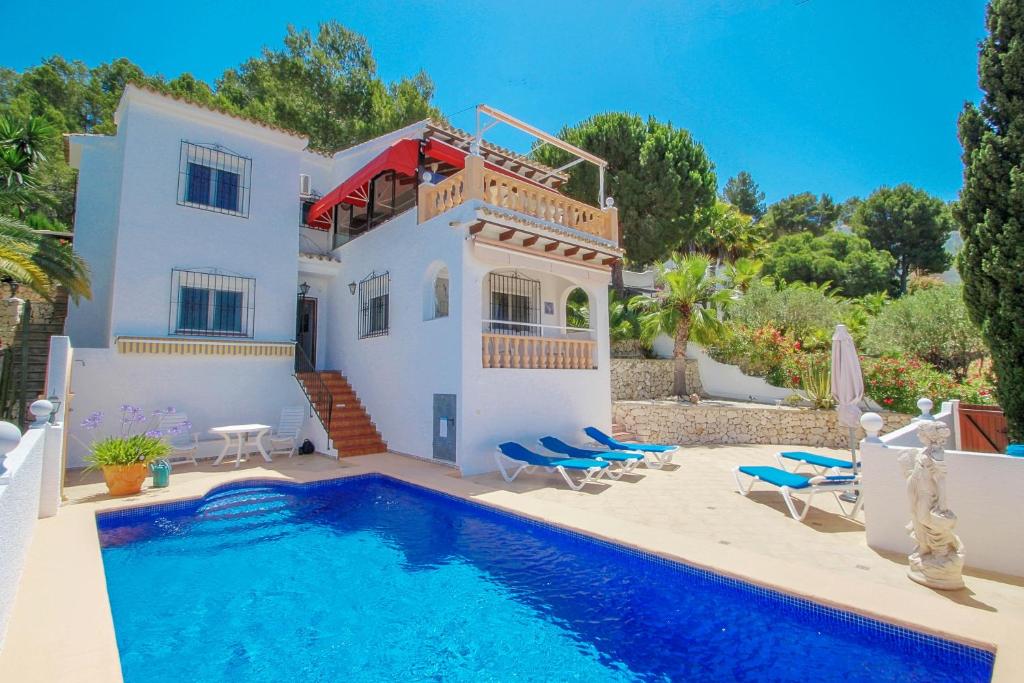 Villa con piscina frente a una casa en Alma - holiday home with private swimming pool in Benitachell, en Cumbre del Sol