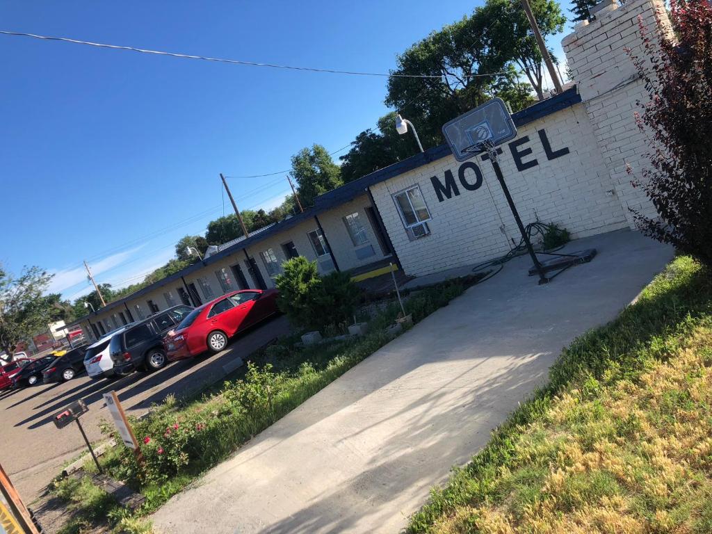 una señal de motel en el lateral de un edificio en Payette Motel en Payette