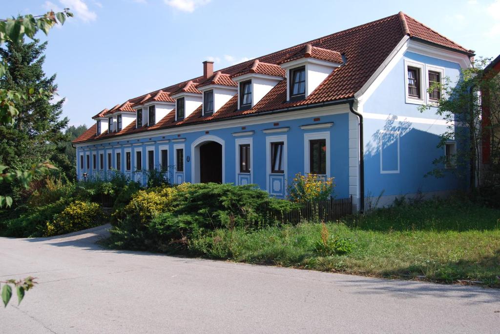 Casa azul y blanca con techo rojo en Ferienwohnung Modlisch, en Schwarzenau