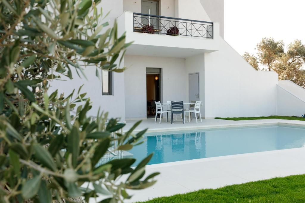 Bazén v ubytovaní Apartment Tilio - New apartment with private pool 1400m from the beach alebo v jeho blízkosti