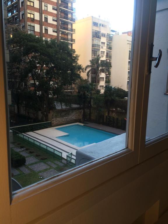 una ventana con vistas a la piscina en Monoambiente en Buenos Aires