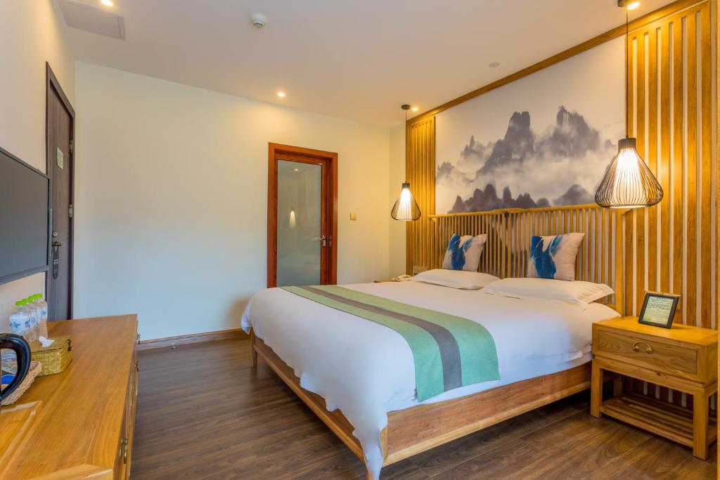 Postel nebo postele na pokoji v ubytování Riverside Inn Guilin Central