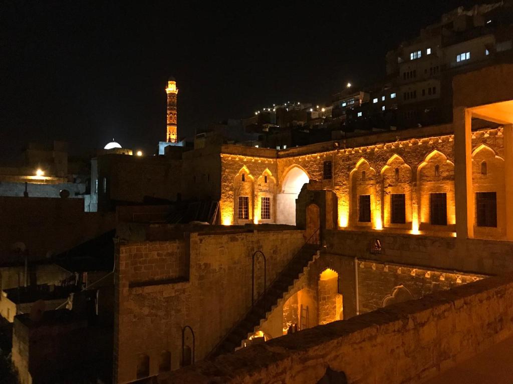 uitzicht op de oude stad 's nachts bij Kasr-i Abbas Hotel in Mardin