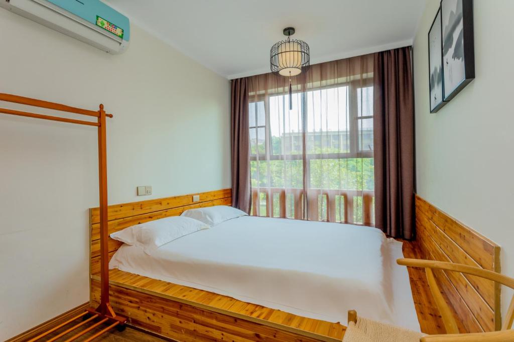 Postel nebo postele na pokoji v ubytování Riverside Inn Guilin Central