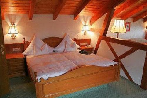 Postel nebo postele na pokoji v ubytování Hotel zur Krone