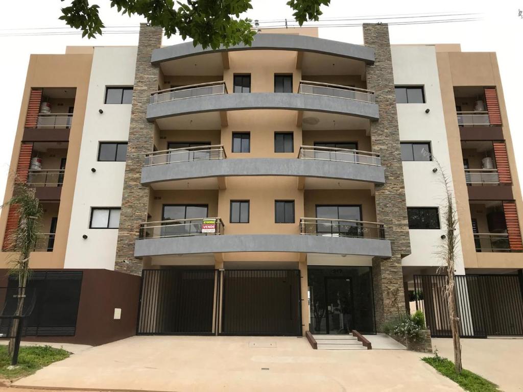 un edificio de apartamentos con balcones. en Departamento Colon Entre Rios en Colón