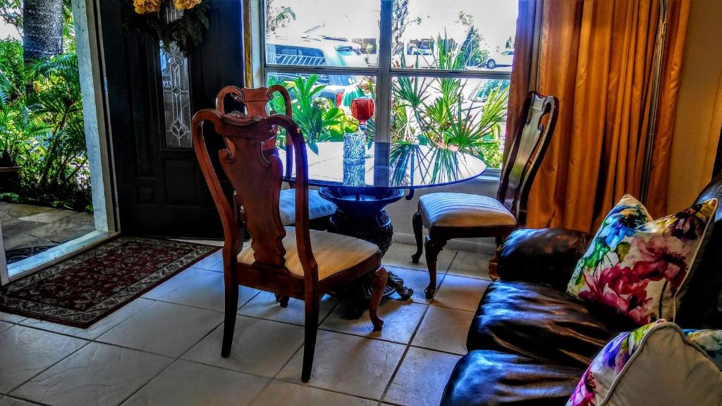 uma sala de estar com uma mesa e cadeiras e uma janela em Boca Ciega Bay Apartment em St. Pete Beach