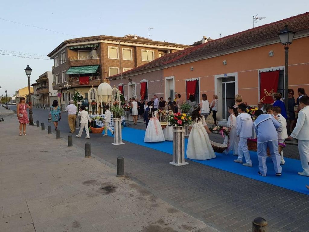 Hostia v ubytovaní Residential jardín del pintor - la casa amarilla