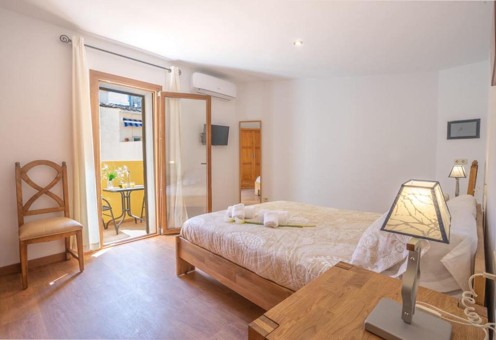 a bedroom with a bed and a table with a lamp at Casa López in Alcudia