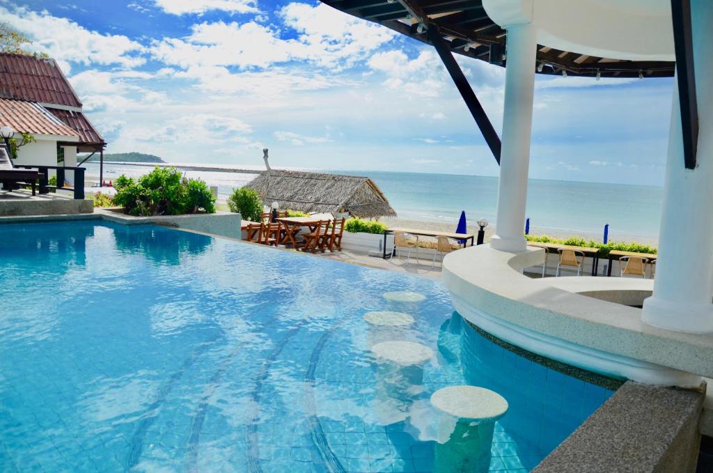Bazén v ubytování Al's Resort nebo v jeho okolí