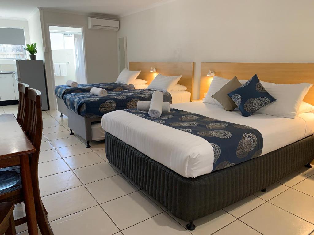 Postel nebo postele na pokoji v ubytování Tin Can Bay Motel