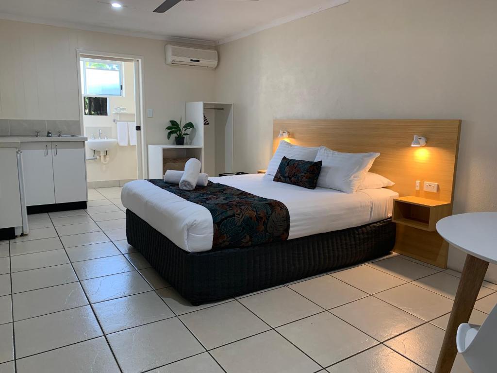 Postel nebo postele na pokoji v ubytování Tin Can Bay Motel