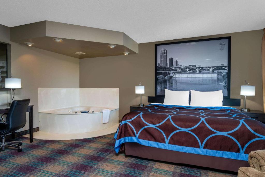 Super 8 by Wyndham Glenwood - Deluxe King Studio Suite с ванной