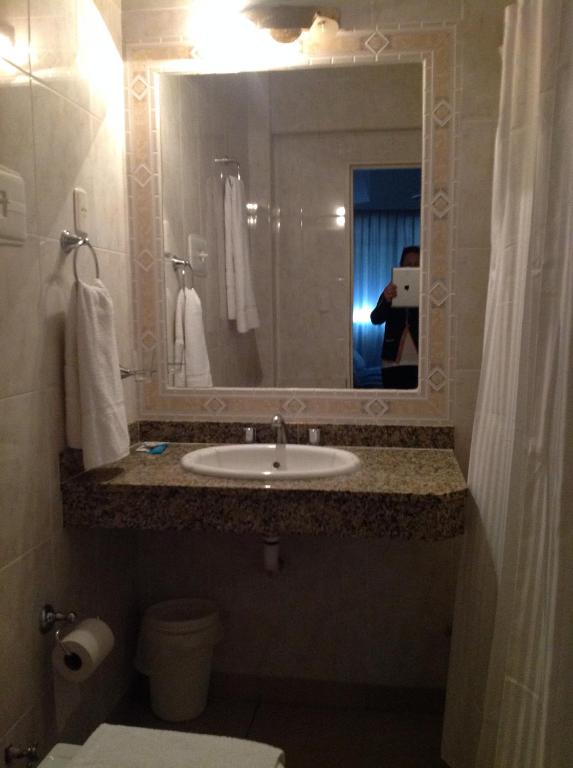 ブラガドにあるHOTEL COLL OFICIAL - BRAGADO Provincia de Bs Asのバスルーム(洗面台、鏡付)