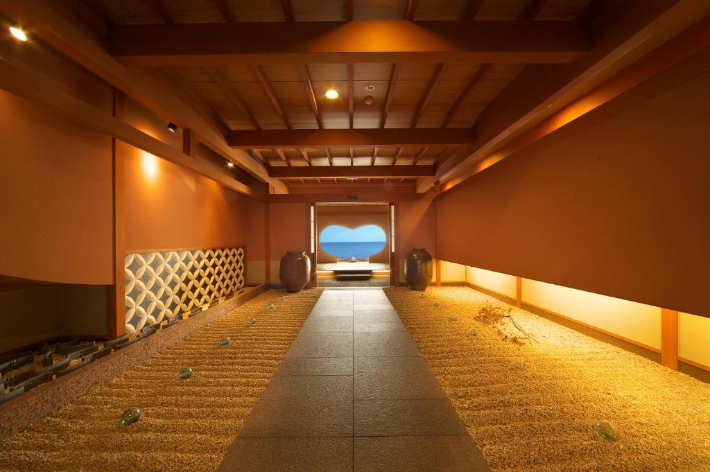 a corridor of a room with orange walls at Senoumi in Higashiizu