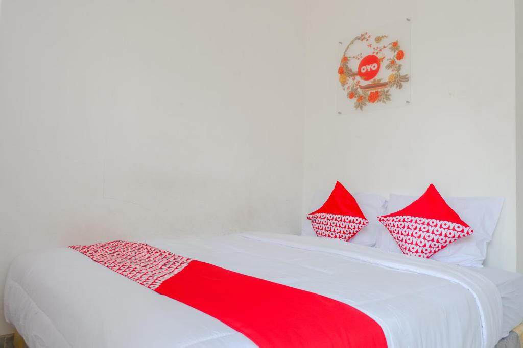Postel nebo postele na pokoji v ubytování Super OYO Capital O 1176 J3 Residence Syariah