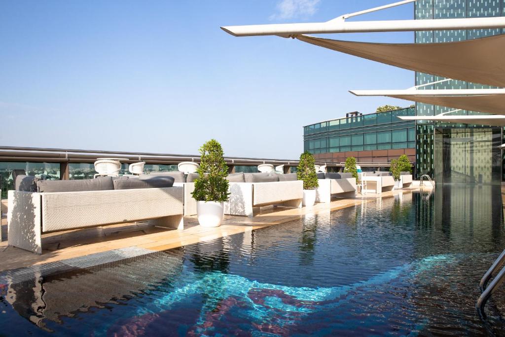 Bazén v ubytování Jumeirah Creekside Dubai nebo v jeho okolí