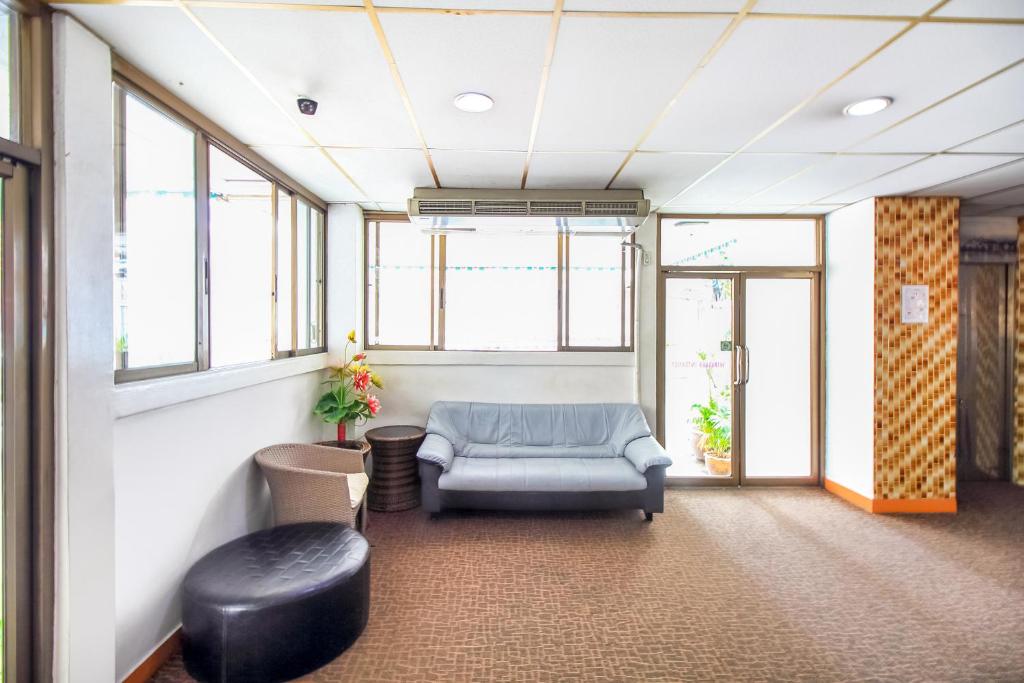 Crown BTS Nana Hotel