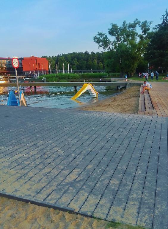Bazén v ubytovaní Mazurska Chata jezioro i aquapark 6 min, centrum i promenada 12 min alebo v jeho blízkosti