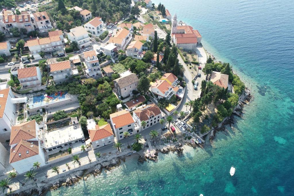 une vue aérienne sur une petite île dans l'eau dans l'établissement Apartments Rafaela, à Korčula
