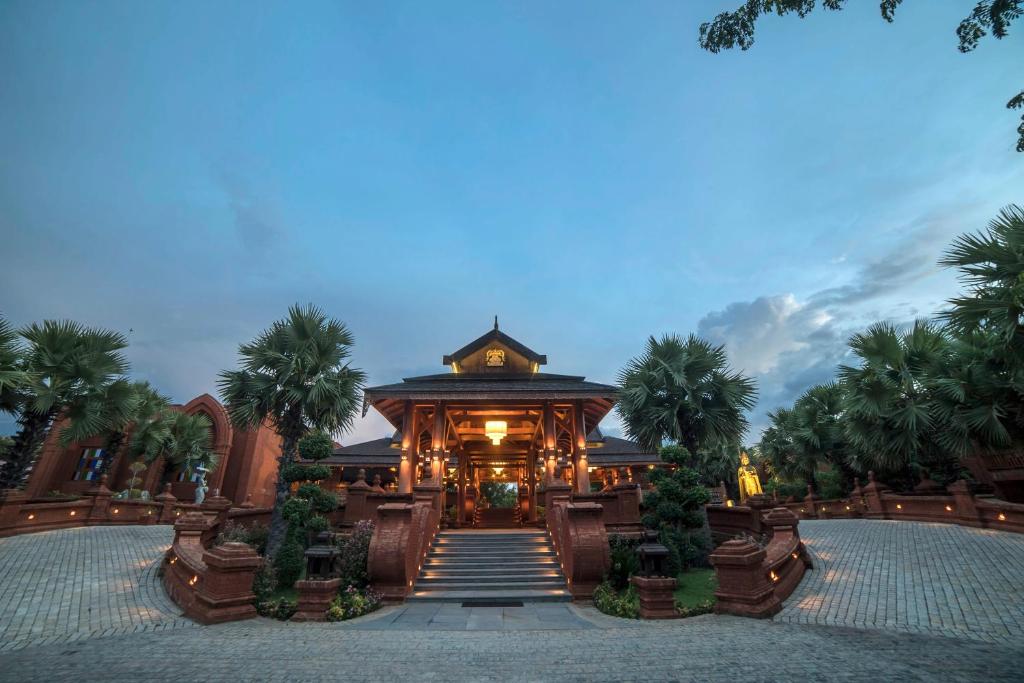 A garden outside Heritage Bagan Hotel