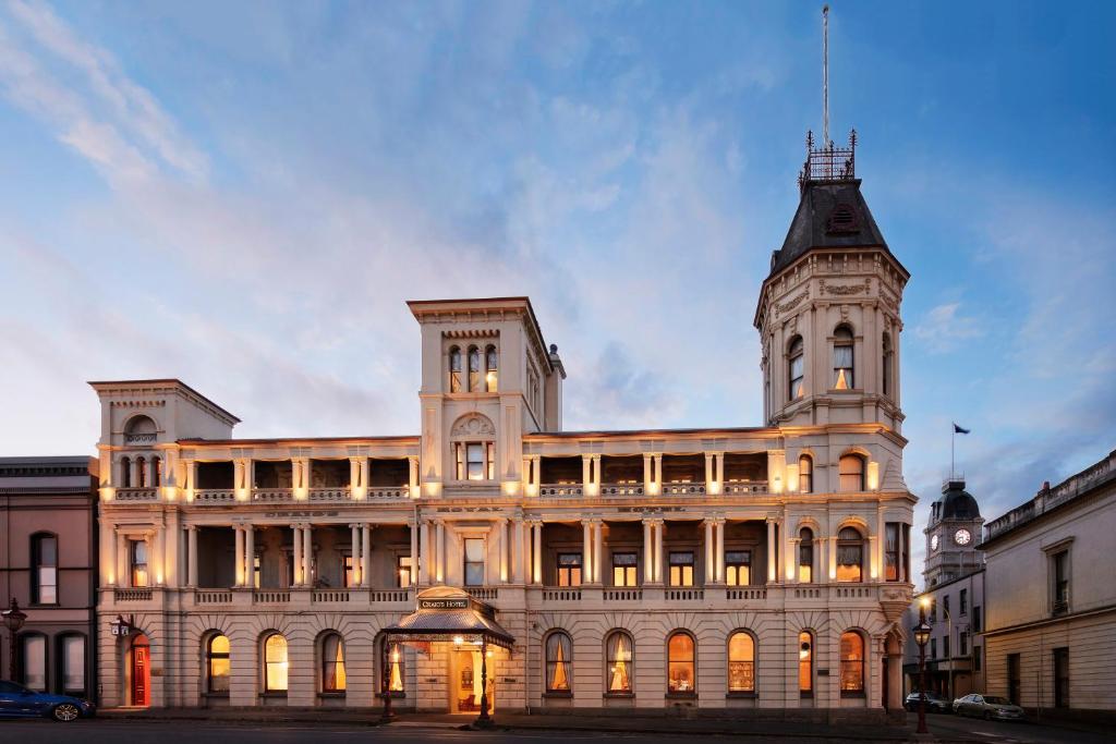 um grande edifício com uma torre de relógio em cima em Craig's Royal Hotel em Ballarat