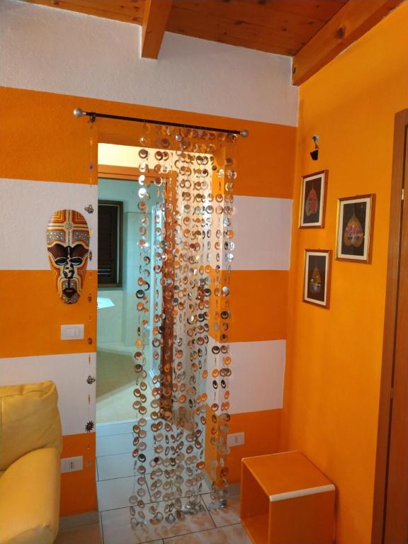 una habitación con un montón de copas de vino en la pared en CARRELA 'E BRETA en Thiesi