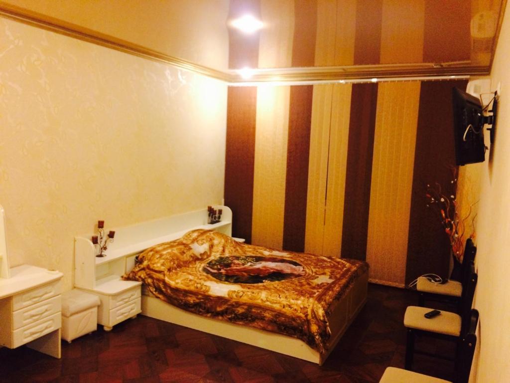 アナパにあるApartment on Pionersky prospektのベッドルーム1室(毛布付きのベッド1台付)