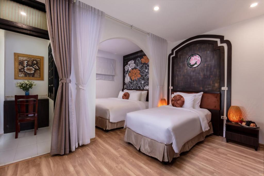 Postel nebo postele na pokoji v ubytování Hanoi Center Silk Lullaby Hotel and Travel