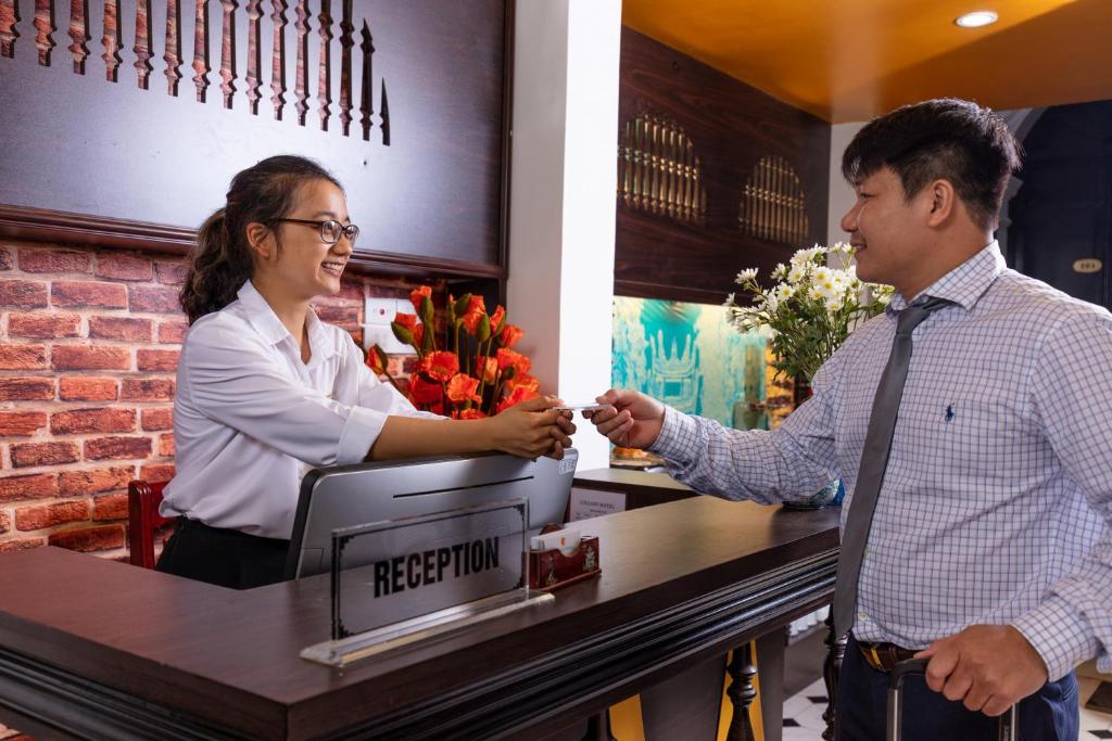 Členové personálu v ubytování Hanoi Center Silk Lullaby Hotel and Travel