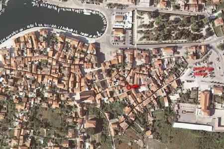 Nespecifikovaný výhled na destinaci Stari Grad nebo výhled na město při pohledu z apartmánu