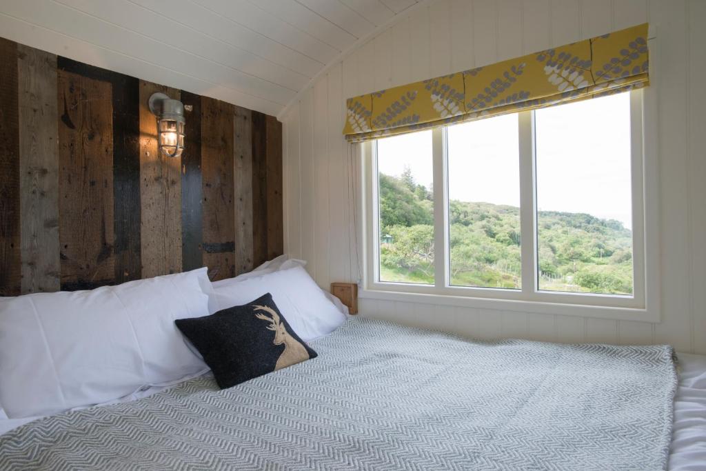 Postel nebo postele na pokoji v ubytování West Coast Hideaways
