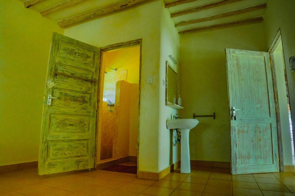 Upani in Diani - 私人浴室的家庭房