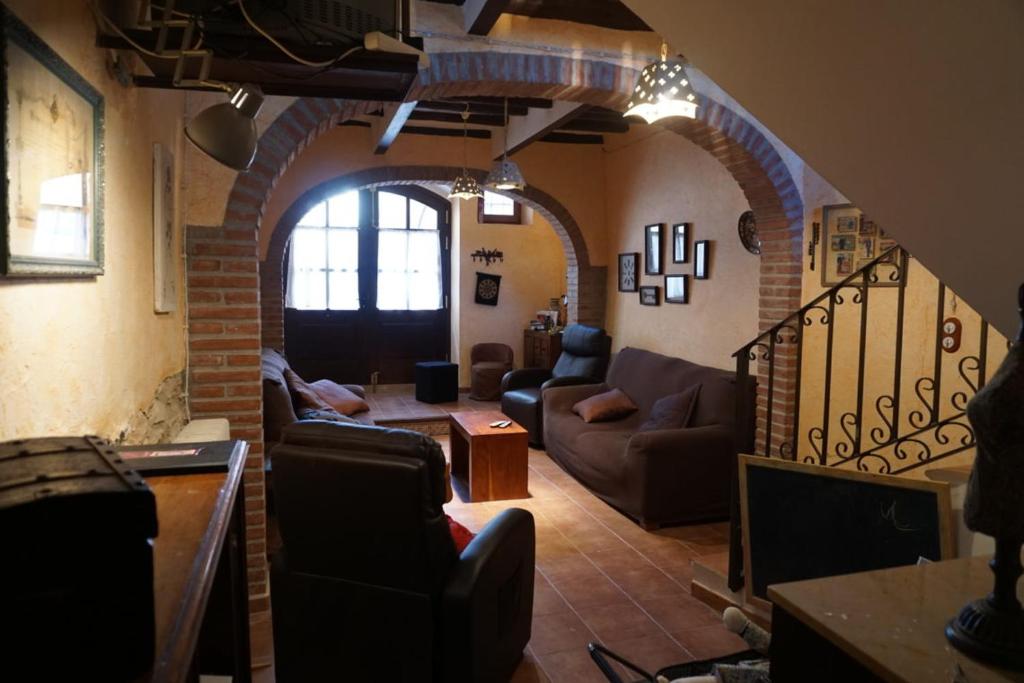 sala de estar con sofá y mesa en Casa Rural Cal Parines en Vilabella