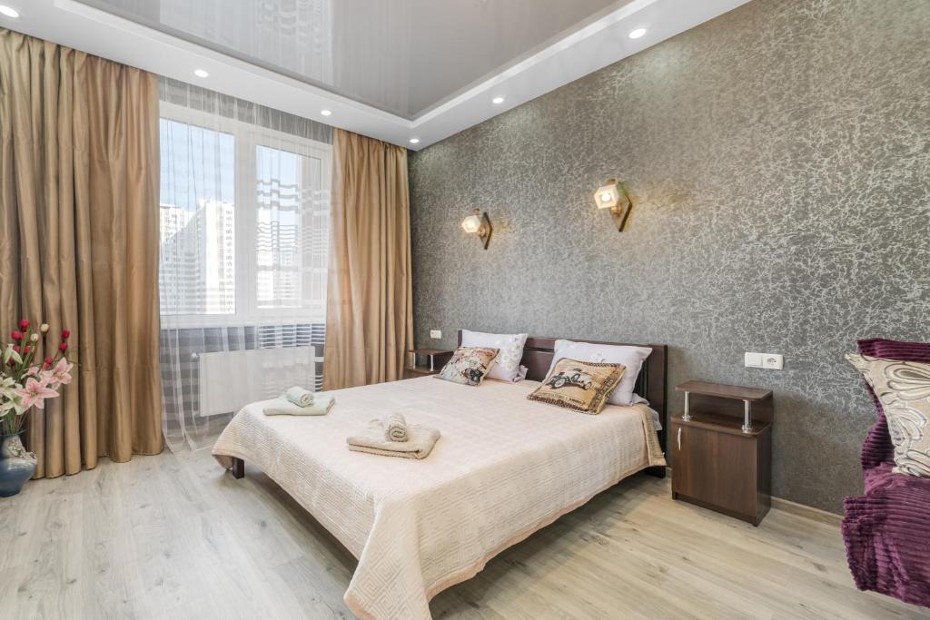 um quarto com uma cama grande num quarto em Apartments on the Black Sea em Odessa