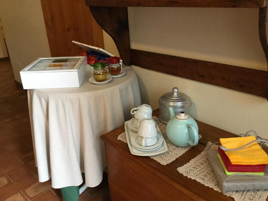 Příslušenství pro přípravu čaje a kávy v ubytování Agriturismo Crodi