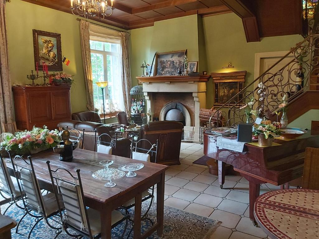 Ein Sitzbereich in der Unterkunft Château Lambert Moulinsart Hotel, shuttle airport, long term parking, snooker, large terrasse, dinner, breakfast