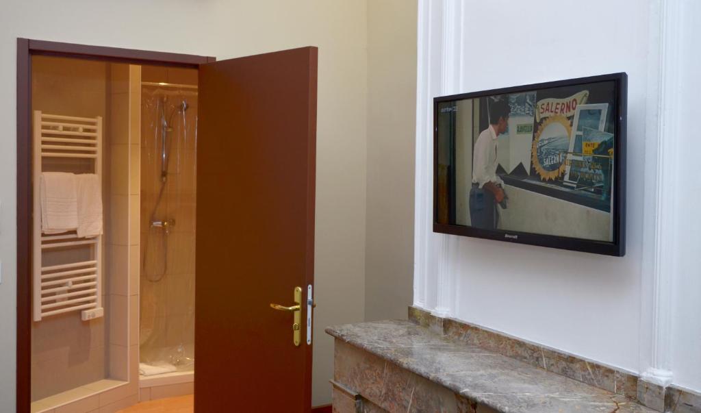 TV a/nebo společenská místnost v ubytování Hôtel Héliot, Cosy Places by Charme & Caractère
