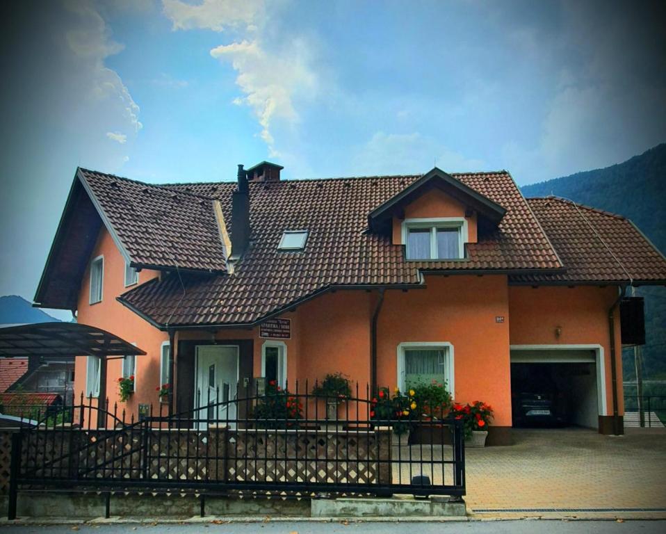 una casa grande de color naranja con techo en Rezidenca Ervin, en Jesenice