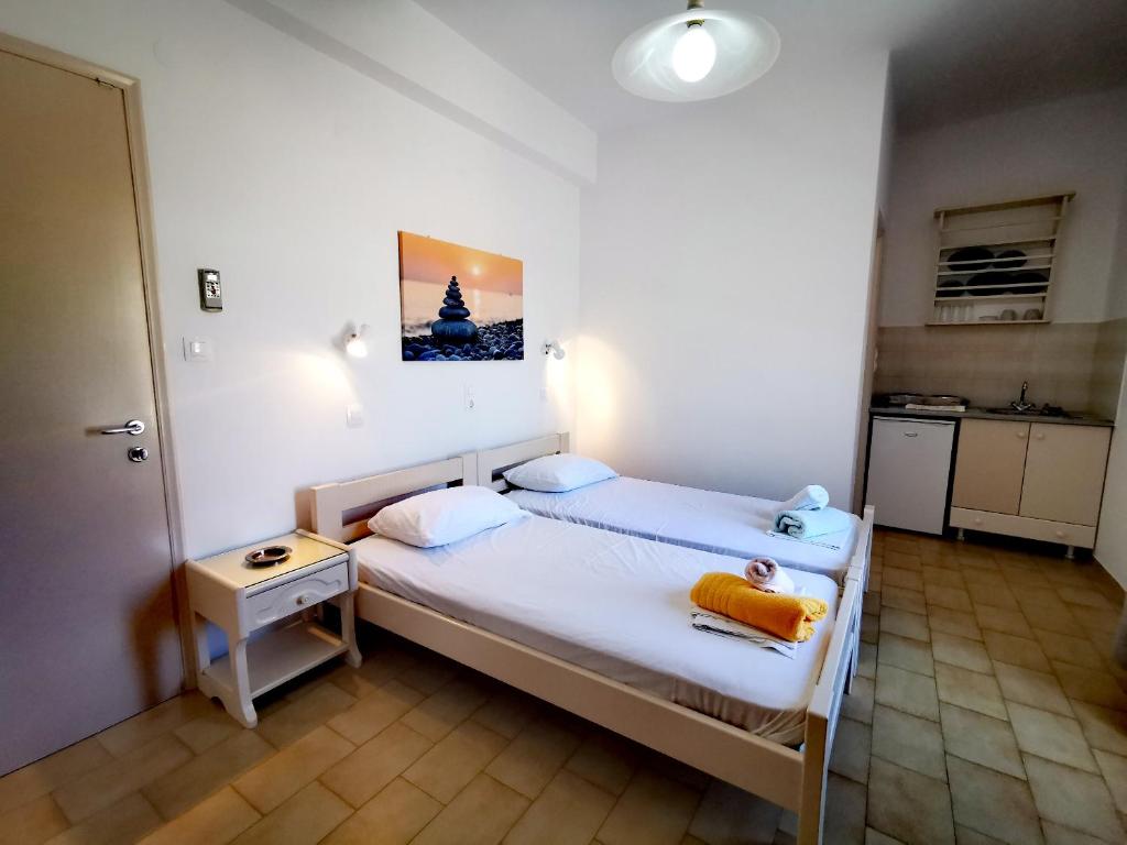 Postel nebo postele na pokoji v ubytování Oasis Studios Logaras