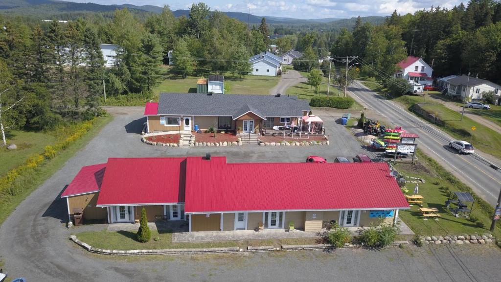 eine Luftansicht eines Hauses mit rotem Dach in der Unterkunft Le Saint Alex in Saint-Alexis-des-Monts