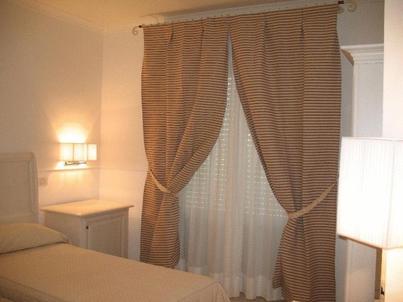 Łóżko lub łóżka w pokoju w obiekcie Helios Hotel