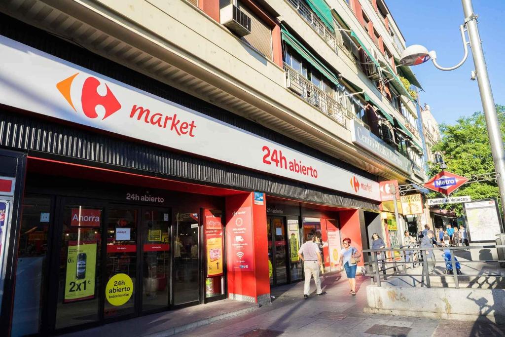 Supermarket nebo jiné obchody v  apartmánu nebo okolí