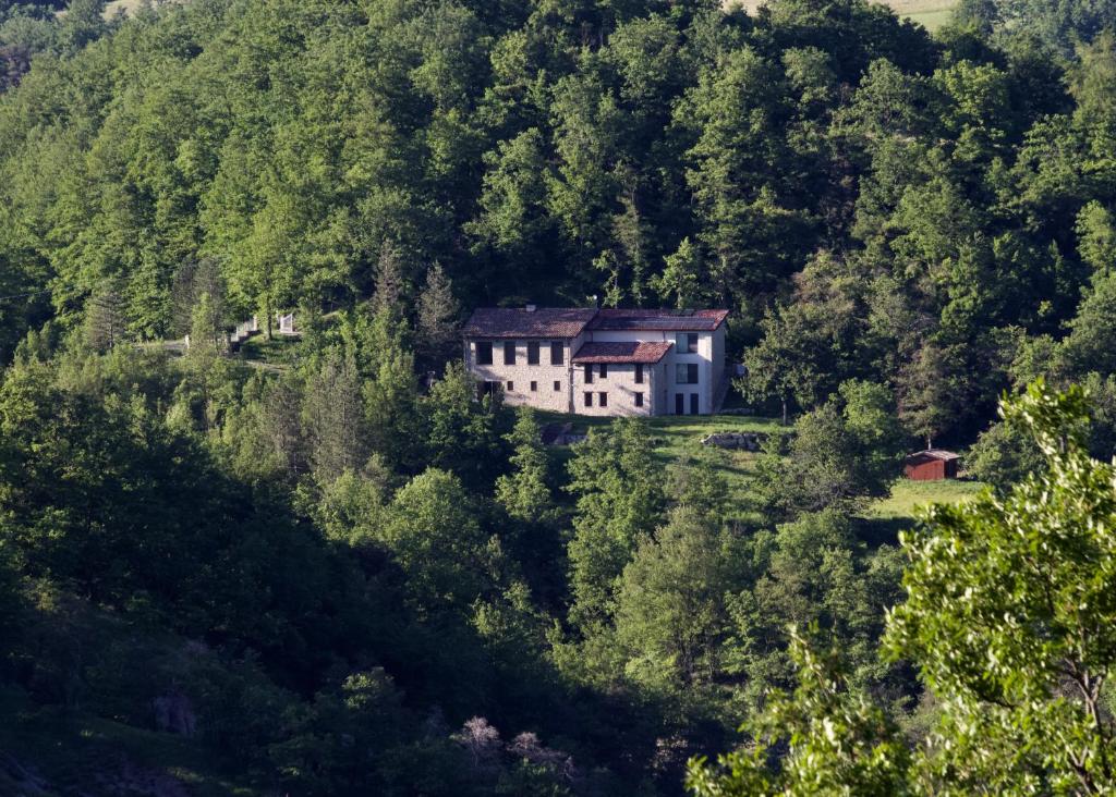 a house on a hill in the middle of a forest at Il Casale di Monte Venere in Castelnovo neʼ Monti