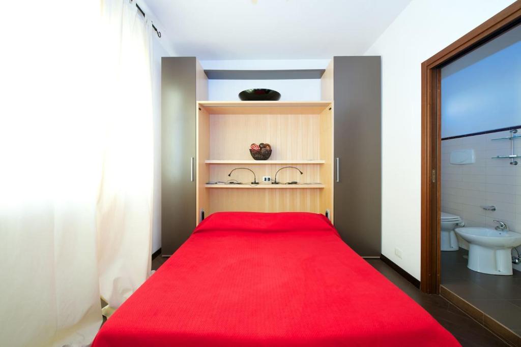 - czerwony dywan w pokoju z łazienką w obiekcie Casa Turati w mieście Bari